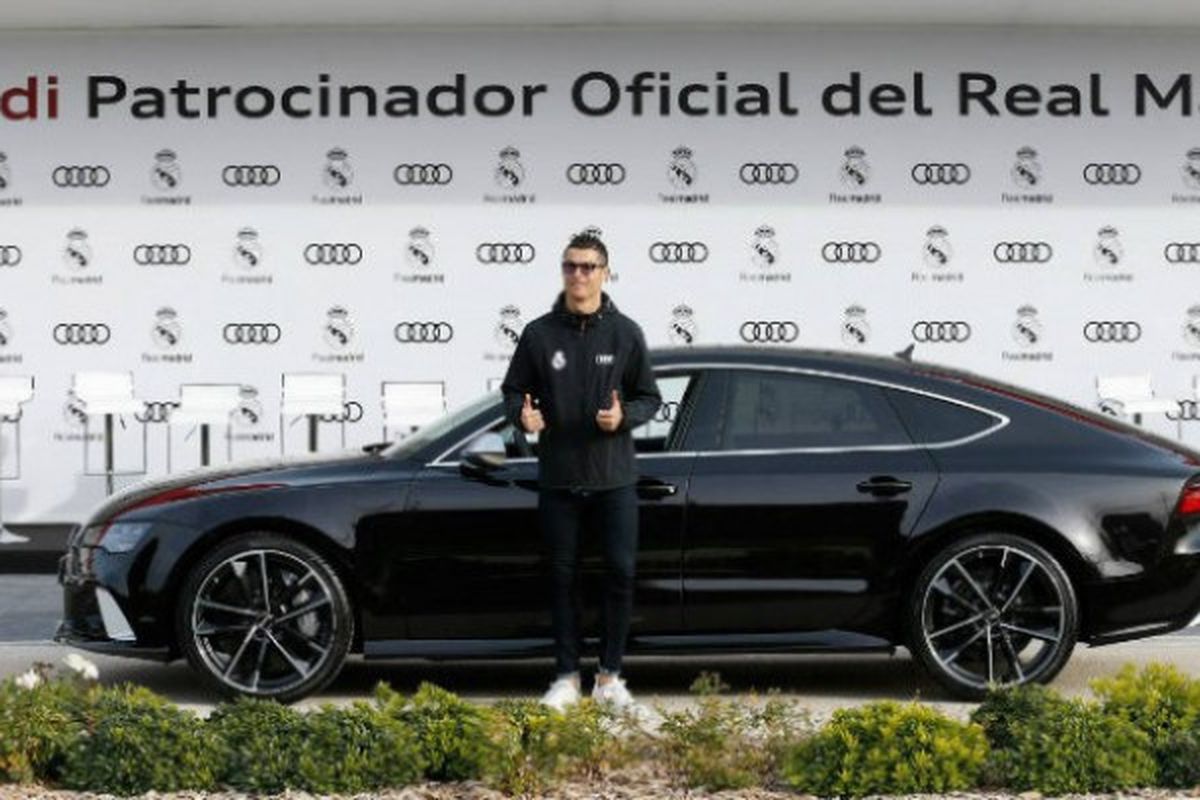 Megabintang Real Madrid, Cristiano Ronaldo, menerima mobil dari Audi.