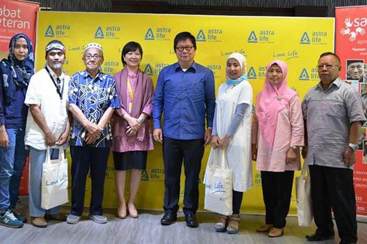 Direktur PT ASTRA AVIVA LIFE (Astra Life), Stephanie Kesuma dan Presiden Direktur Astra Life, Auddie Wiranata (kelima dan keenam dari kiri) berfoto bersama dengan tiga pemenang kompetisi digital #7JamBarengBokap dalam rangka Hari Pahlawan & Hari Ayah Nasional bulan November 2016 lalu.
