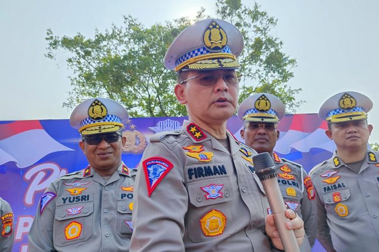 Kepala Korps Polisi Lalu Lintas (Kakorlantas) Polri Irjen Firman Shantyabudi menegaskan, pembayaran permohonan Surat Izin Mengemudi (SIM) hanya dilakukan melalui bank saja. Artinya, tidak ada lagi pembayaran dengan uang tunai (cash) di setiap tempat pembuatan uji SIM.