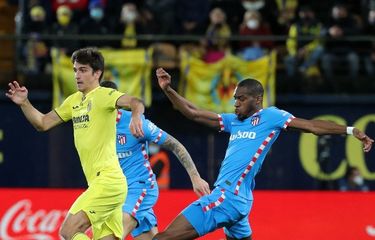 Pemain depan Villarreal Spanyol Gerard Moreno (kiri) bersaing dengan gelandang Atletico Madrid Prancis Geoffrey Kondogbia (kanan) selama pertandingan sepak bola liga Spanyol antara Villarreal CF dan Club Atletico de Madrid di stadion La Ceramica di Vila-real pada 9 Januari 2022.