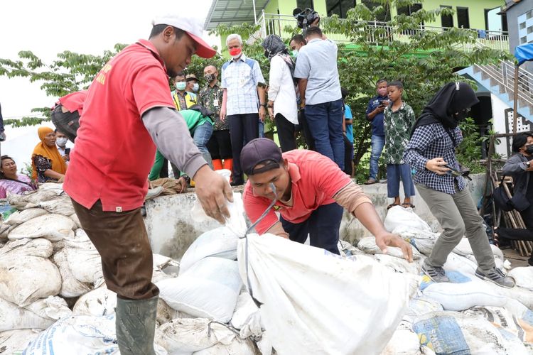 Gubernur Jawa Tengah (Jateng) Ganjar Pranowo saat meninjau kawasan Tambak Lorok, Semarang, Jateng, Rabu (25/5/2022).
 