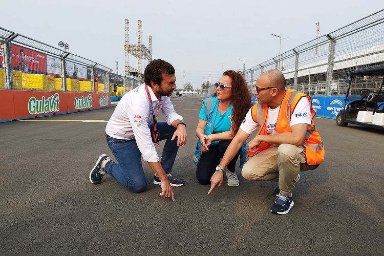 Co-founder Formula E Alberto Longo (kiri), Senior Director Formula E Operations (FEO) Gemma Roura (tengah), Ketua Pelaksana Formula E Jakarta 2023 Ananda Mikola (kanan) di Jakarta International E-Prix Circuit (JIEC), Ancol, Jakarta Utara, Selasa (30/5/2023). (KOMPAS.com/XENA OLIVIA)