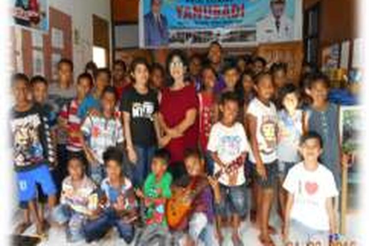 Mien Pattymangoe (Berdiri bagian tengah mengenakan baju merah) bersama anak-anak jalanan di Kota Kupang, Nusa Tenggara Timur (NTT) 