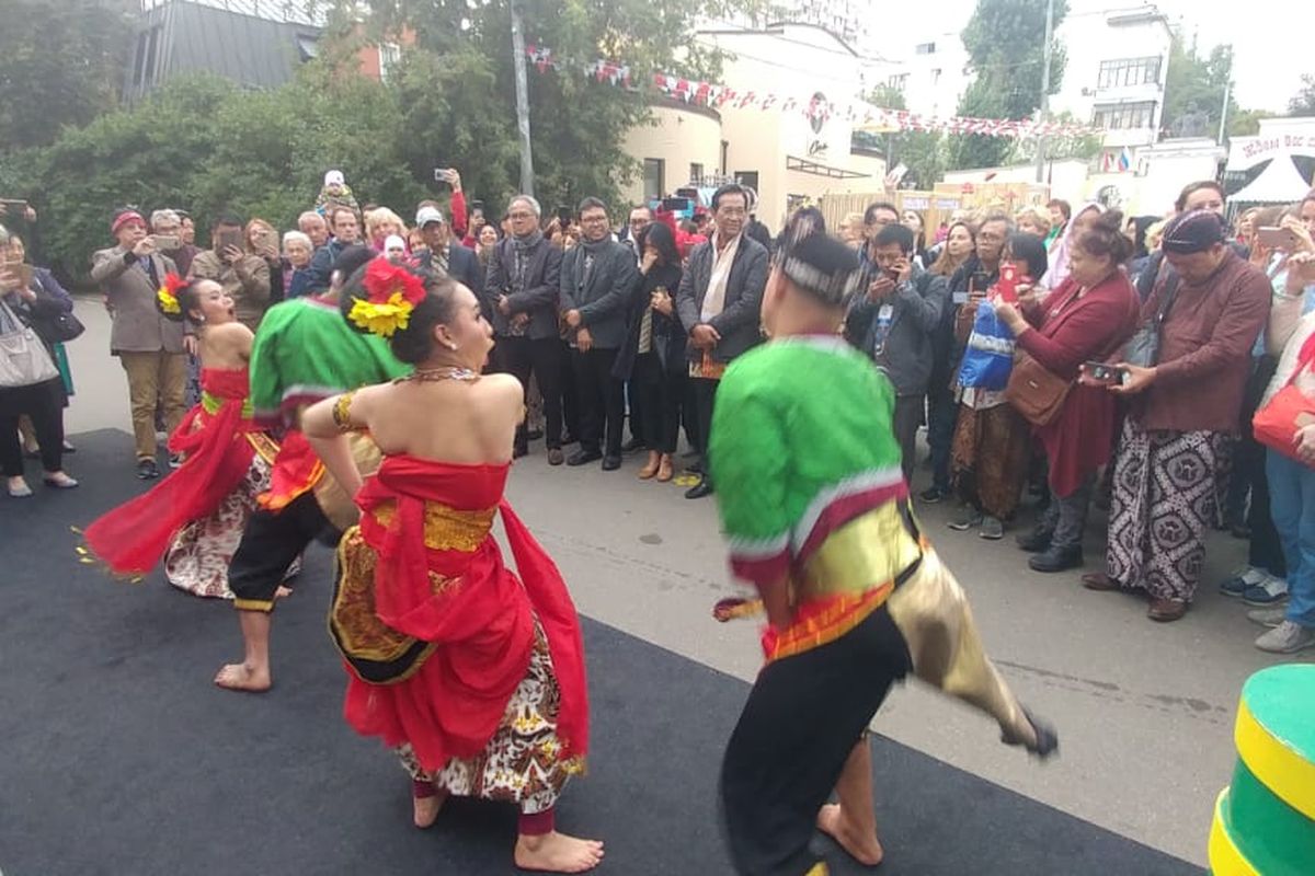 Suasana pembukaan booth Provinsi DI Yogyakarta pada ajang Festival Indonesia di Moskow, Jumat (2/8/2019). Acara ini berlangsung hingga 4 Agustus 2019.