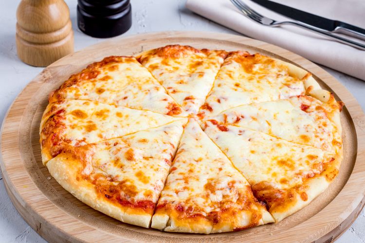 Ilustrasi pizza margherita, pizza topping keju mozzarella. 