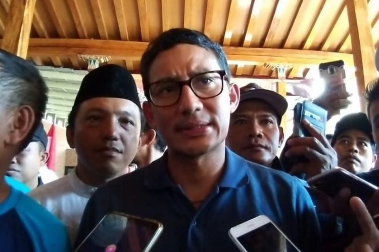Cawapres nomer urut dua, Sandiaga Salahuddin Uno memberikan pernyataannya dalam jumpa pers disela-sela kunjungannya di Desa Mlilir, Kecamatan Dolopo, Kabupaten Madiun, Jawa Timur, Rabu ( 6 / 2 / 2019) siang. 