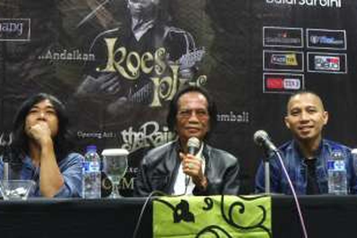 Artis musik Yon Koeswoyo (tengah) dan vokalis The Rain Indra Prasta (kanan) menggelar jumpa pers konser 'Andaikan Koes Plus Datang Kembali' di Hotel Grand Kemang, Jakarta Selatan, Rabu (16/11/2016).
