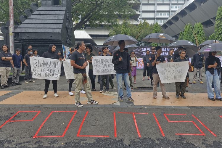 Sekitar 100 aktivis mengikuti aksi Kamisan di depan kantor DPRD Jawa Tengah dengan mengenakan pakaian dan atribut serba hitam, Kamis (18/1/2024).
