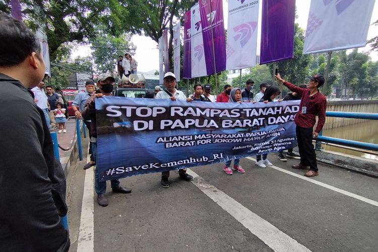 Aliansi Masyarakat Papua-Papua Barat for Jokowi-Ma'ruf Amin menggelar aksi di depan Kementerian Perhubungan, Jalan Merdeka Barat, Gambir, Jakarta Pusat, Kamis (31/8/2023).