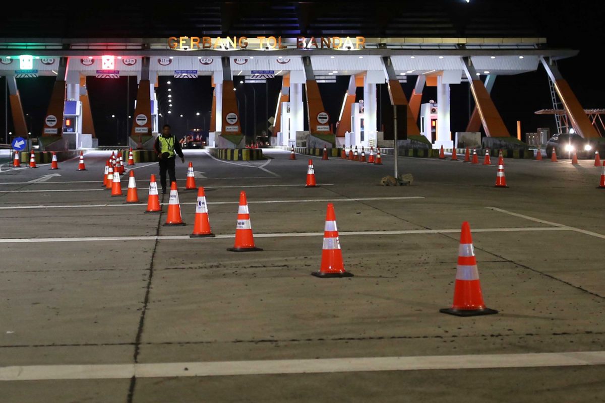 Gerbang Tol Bandar di Tol Kertosono-Mojokerto, Minggu (18/6/2017).