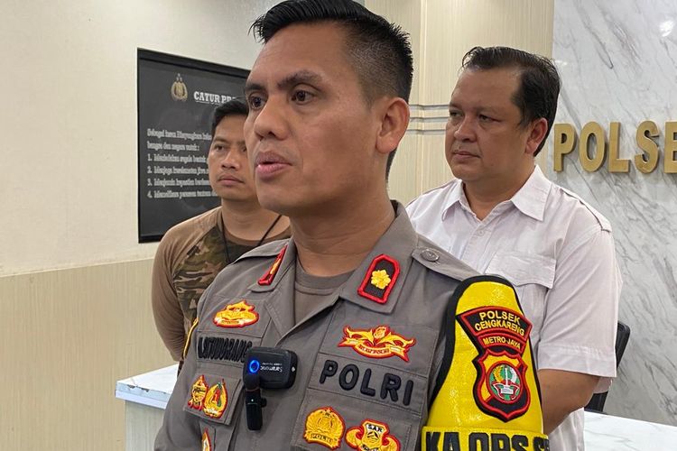 Kapolsek Cengkareng Kompol Hasoloan Situmorang menjelaskan penemuan mayat tanpa identitas di Kali Angke, Cengkareng, Jakarta Barat, Senin (13/11/2023). 