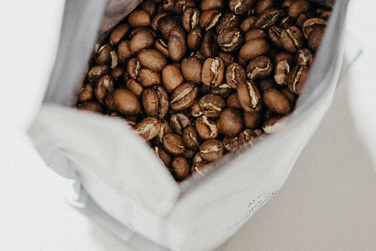 Menyimpang biji kopi dalam wadah kedap udara dan tak tembus pandang dapat membantu menjaga kesegaran kopi selama disimpan di rumah.