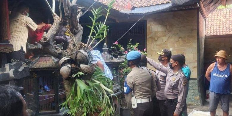 Petugas Polsek Karangasem saat mengamankan pelaku penganiayaan di Desa Pertima, Kecamatan Karangasem, Karangasem, Bali, Jumat (24/7/2020) siang
