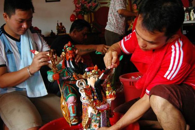 Warga keturunan Tionghoa melakukan ritual penyucian Kimsin (patung dewa-dewi) menjelang perayaan Tahun Baru Imlek di Klenteng Pan Kho, Kampung Pulo Geulis, Bogor, Jawa Barat, Jumat (5/2/2016).