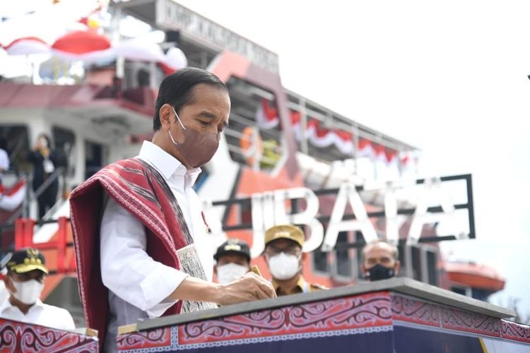 Presiden Joko Widodo meresmikan 7 pelabuhan penyeberangan dan 4 kapal  di Danau Toba, Sumatera Utara, Rabu (2/2/2022).