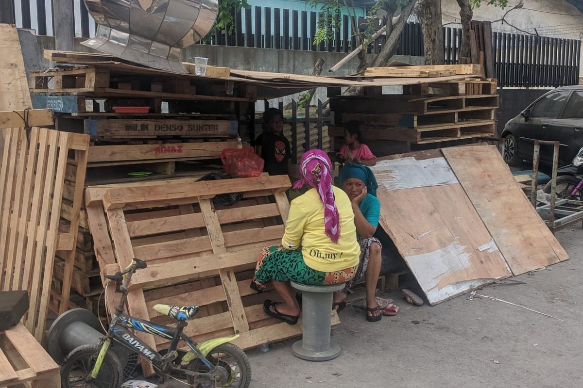 Pondokan kayu yang dibangun warga terdampak penggusuran di Jalan Agung Perkasa VIII, Kecamatan Tanjung Priok, Jakarta Utara.