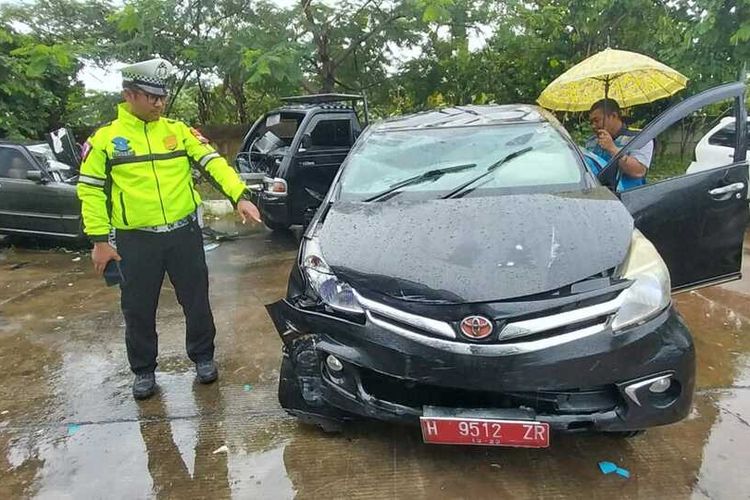 Mobil dinas protokoler Wakil Gubernur Jateng terguling di Tol Batang