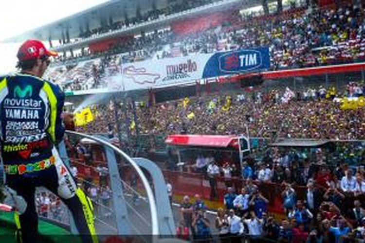 Pebalap Movistar Yamaha asal Italia, Valentino Rossi, merayakan keberhasilannya finis ketiga pada GP Italia di Sirkuti Mugello, Minggu (1/6/2014).
