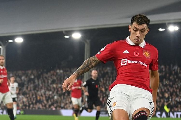 Duel antara gelandang Fulham Andreas Pereira dengan bek Manchester United Lisandro Martinez pada laga lanjutan Liga Inggris di Craven Cottage, Minggu (13/11/2022). Terkini, Lisandro Martinez mengalami cedera dalam pertandingan Man United vs Sevilla pada leg pertama perempat final Liga Europa di Stadion Old Trafford, Jumat (14/4/2023). 