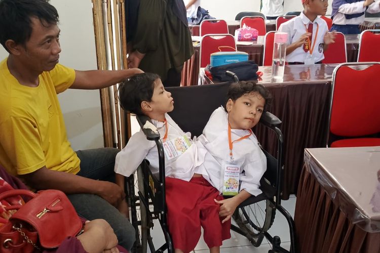 Perjuangan Bocah Kembar Siam Subang Mengenyam Pendidikan, Ceria Jalani Hari Pertama Sekolah