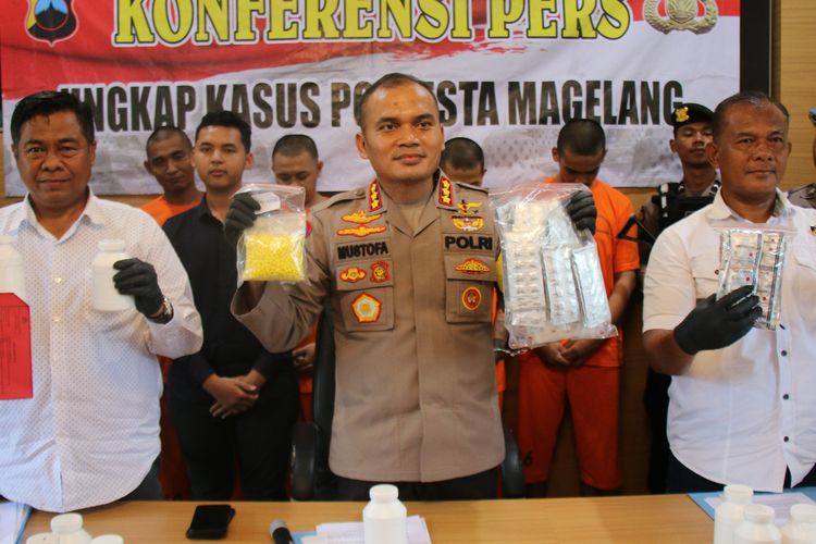 Kepala Polresta Magelang, Kombes Mustofa (tengah) menunjukkan barang bukti narkoba dalam konferensi pers, Rabu (28/2/2024).