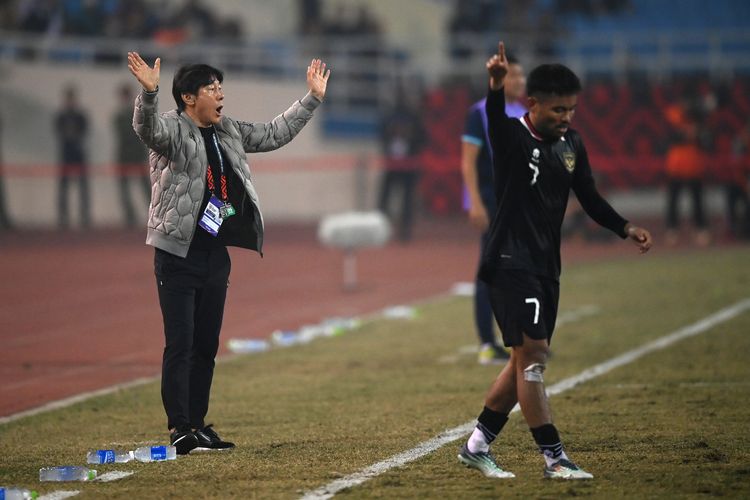 Pelatih Timnas Indonesia Shin Tae-yong bereaksi usai pemainnya dilanggar keras oleh pesepak bola Timnas Vietnam dalam pertandingan leg 2 babak semi final Piala AFF 2022 di Stadion Nasional My Dinh, Hanoi, Vietnam, Senin (9/1/2023). Terkini, Shin Tae-yong akan mendampingi timnas Indonesia bertanding melawan Burundi pada laga uji cona internasional bertajuk FIFA Matchday, Sabtu (25/3/2023) malam WIB . ANTARA FOTO/Aditya Pradana Putra/tom.