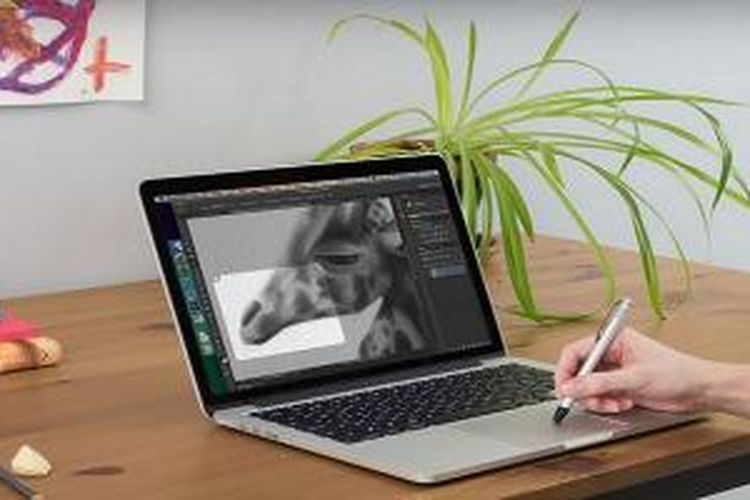 MacBook Retina 12 inci digunakan untuk menggambar digital