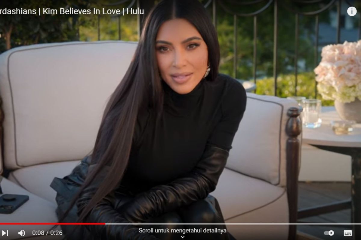 Kim Kardashian dalam The Kardashians: Kim Believes In Love.
