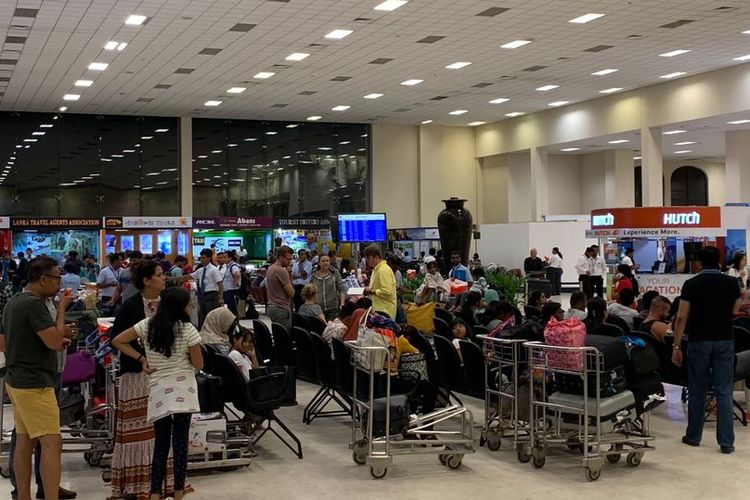 Suasana dalam Bandara Colombo, Sri Lanka, ketika ditutup pasca-ditemukannya bom pipa Minggu (21/4/2019). Peristiwa itu terjadi beberapa jam setelah gelombang ledakan bom yang menewaskan 207 orang.