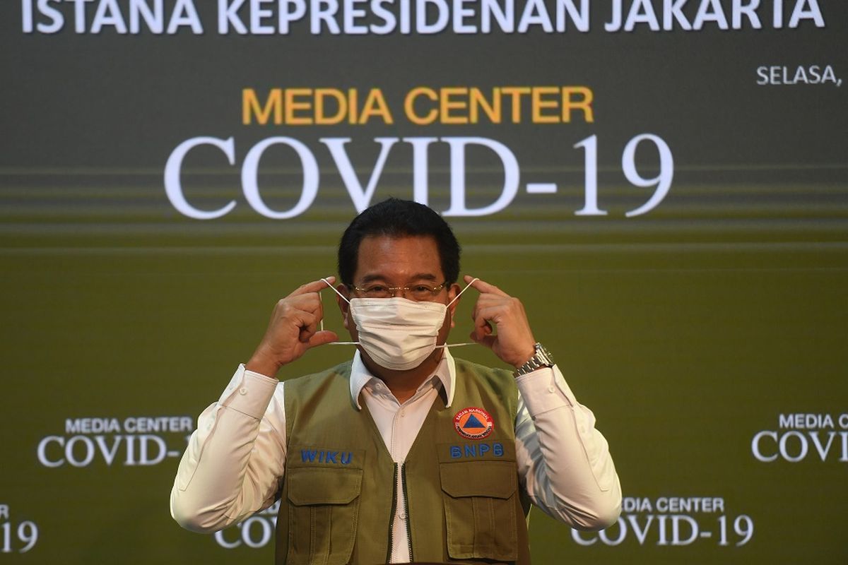 Juru Bicara Satgas COVID-19 Wiku Adisasmito berpose usai memberikan keterangan di Kantor Presiden, Jakarta, Selasa (21/7/2020). Pemerintah resmi menunjuk Wiku Adisasmito menjadi juru bicara pemerintah menggantikan Achmad Yurianto. ANTARA FOTO/Akbar Nugroho Gumay/aww.