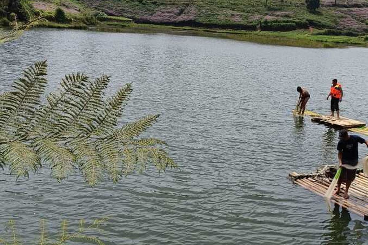 Proses pencarian seorang wisatawan yang hilang akibat tenggelam di Obyek Wisata Situ Datar, Pangalengan, Kabupaten Bandung, Jawa Barat, pada Senin (1/5/2023)