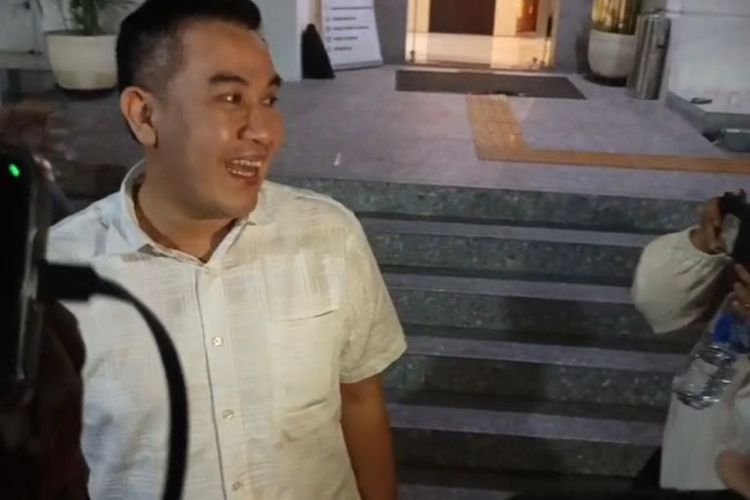 Mantan Bupati Pesawaran dua periode Dendi Ramadhona memberikan keterangan usai dimintai keterangan oleh Kejati Lampung, Jumat (5/9/2025). 