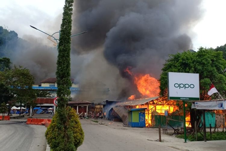 Pasar Thumburuni, Kabupaten Fakfak, papua Barat, dibakar oleh massa yang melakukan aksi protes terhadap dugaan rasisme yang diterima mahasiswa Papua di Surabaya, Jawa Timur (21/08/2019)