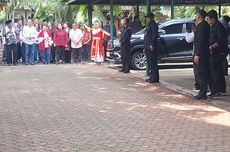 Berbaju Putih dan Bercelana Jin, Megawati Mencoblos di TPS 024 Didampingi Pram-Rano