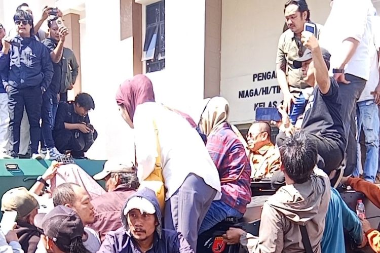 Imbauan Bupati Pati Nonaktif Sudewo Tak Digubris Massa Pendukung, Mobil Tahanan Sempat Diblokade