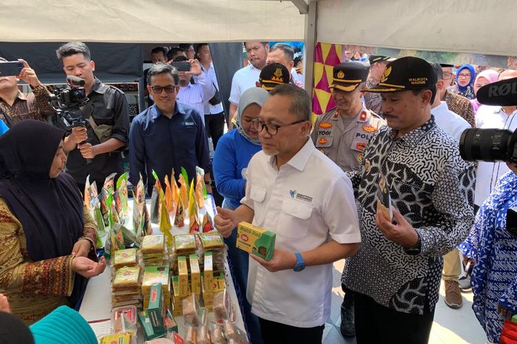 BINCANG—Menteri Perdagangan, Zulhas Zulkifli didampingi Wali Kota Madiun, Maidi berbincang dengan pelaku UMKM yang berada di kawasan wisata Sumber Umis di Kota Madiun, Jawa Timur, Rabu (11/10/2023).