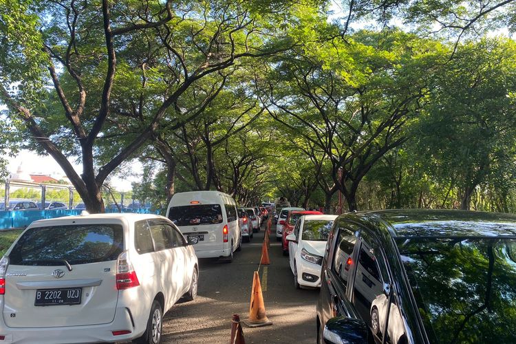 Kondisi arus kendaraan mobil saat menuju pintu keluar Taman Impian Jaya Ancol (TIJA), Jakarta Utara, Senin (15/4/2024).