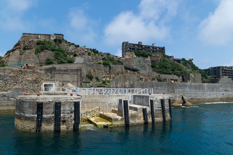 Pulau Hashima yang dijuluki Gunkanjima alias Battleship Island di Nagasaki, Jepang. 