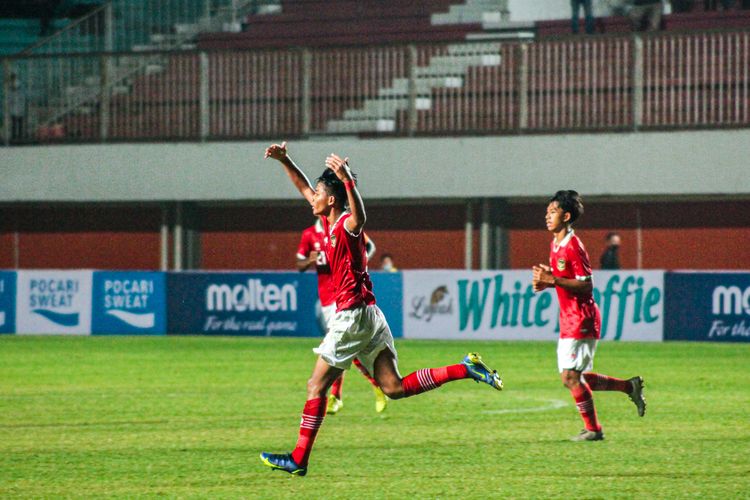 Pemain timnas U16 Indonesia, Arkhan Kaka Putra Purwanto, merayakan golnya ke gawang lawan dalam laga Indonesia vs Filipina pada ajang Piala AFF U16 2022, Minggu (31/7/2022) malam WIB di Stadion Maguwoharjo. Duel timnas U16 Indonesia vs Singapura kini akan tersaji pada laga kedua Grup A. Terikini, timnas U16 Indonesia akan melanjutkan perjuangan pada semifinal Piala AFF U16 2022 kontra Myanmar, Rabu (10/8/2022) malam WIB.