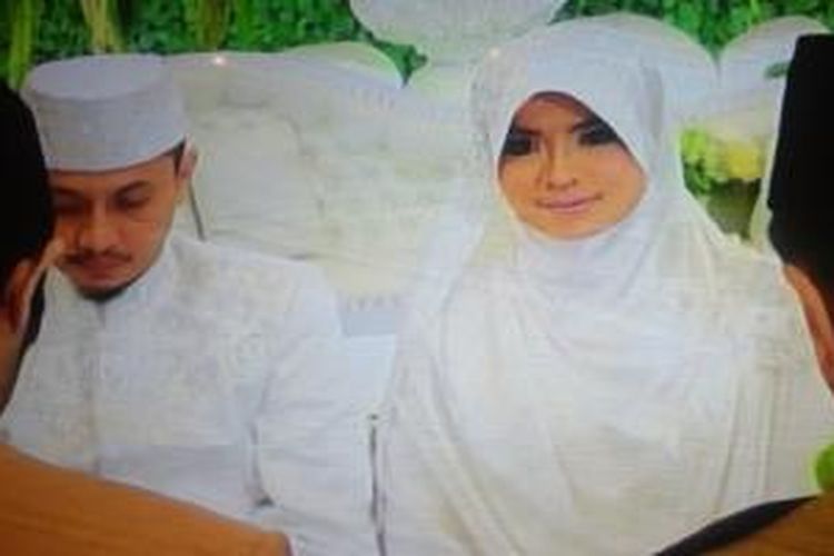 Alzipco dan Yulia Rachman melangsungkan akad nikah di Novotel, Bogor, Jawa Barat, Sabtu (18/4/2015).