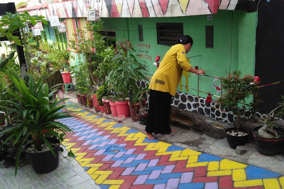 Tidak hanya tanaman hidroponik, namun warga di RT 02/RW 07 Sidokumpul juga memelihara ikan hias di pekarangan rumah.