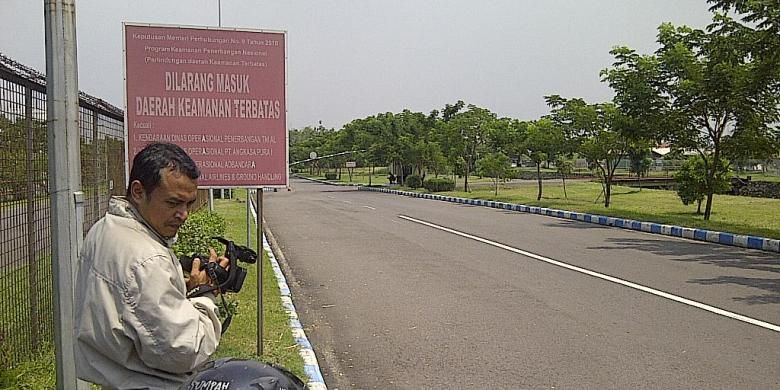 Jalan tembus dua terminal bandara Juanda yang ditutup.