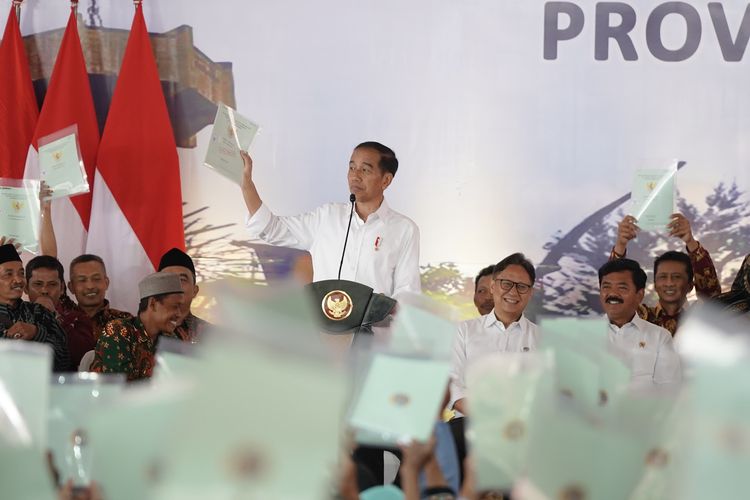Presiden Republik Indonesia Joko Widodo didampingi Menteri ATR/Kepala BPN Hadi Tjahjanto menyerahkan 3.000 sertifikat tanah kepada masyarakat Kabupaten Grobogan, Selasa (23/1/2024).