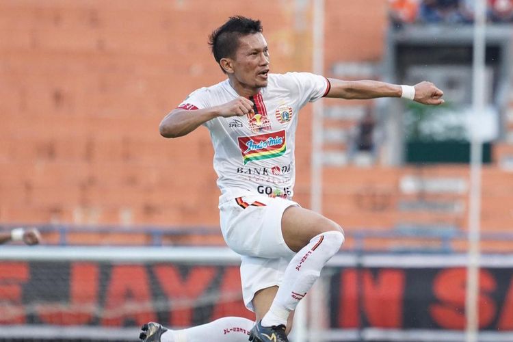 Bek Persija Jakarta, Ismed Sofyan merayakan golnya ke gawang Borneo FC pada leg kedua semifinal Kratingdaeng Piala Indonesia 2018 di Stadion Segiri, Samarinda, 6 Juli 2019.