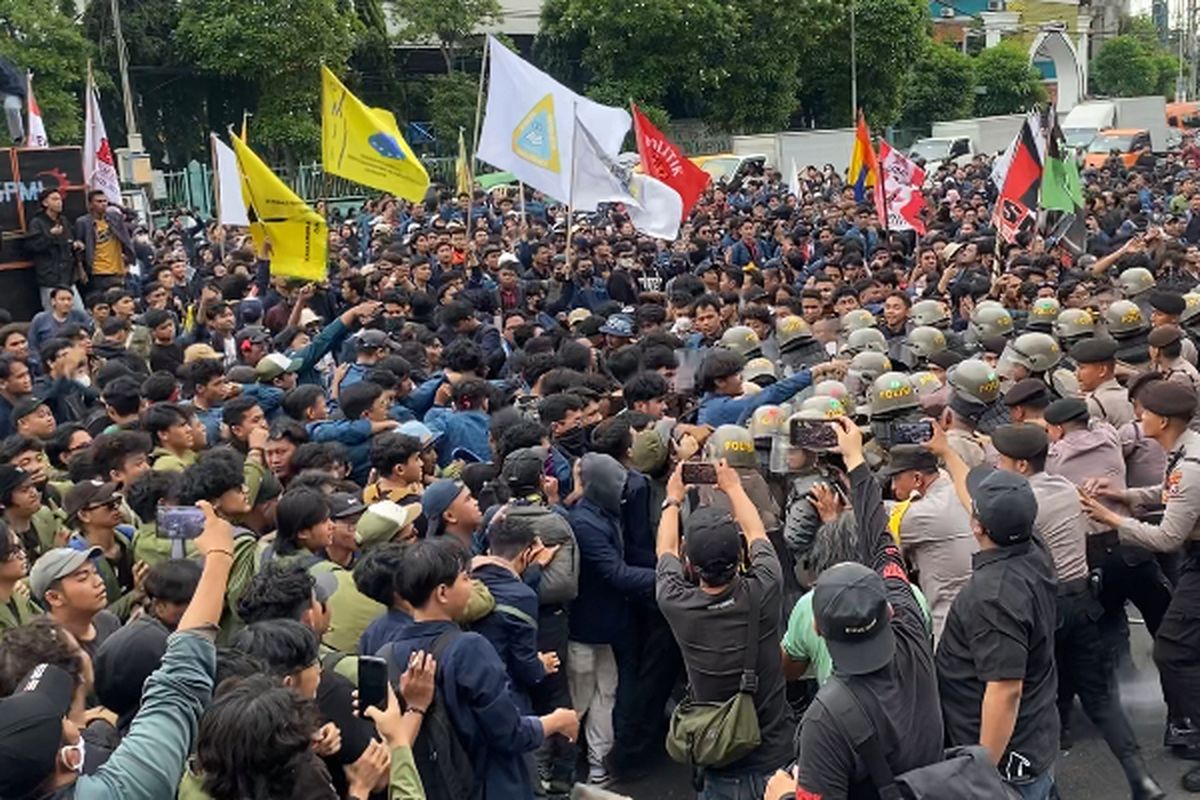 Kericuhan saat demo Indonesia Gelap di DPRD Jatim, Senin (17/2/2025).