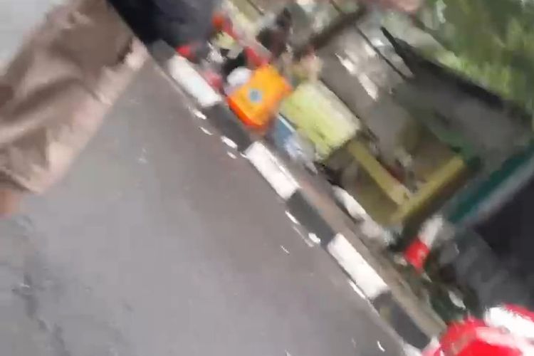 Salah seorang okunum juru parkir di Komplek Pemda Kabupaten Bandung, Jawa Barat, saat melakukan aksinya dengan cara memintai sejumlah uang di Taman Uncal dan Taman Anak Sabilulungan, pada Minggu (18/2/2024)