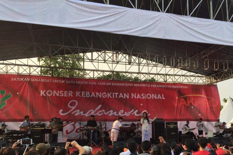 Maia Estianty tampil dalam konser bertajuk Kebangkitan Nasional di kawasan Taman Waduk Pluit, Jakarta Utara, Sabtu (20/5/2017).
