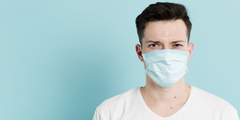 menggunakan masker adalah salah satu cara mencegah penularan virus Covid-19.