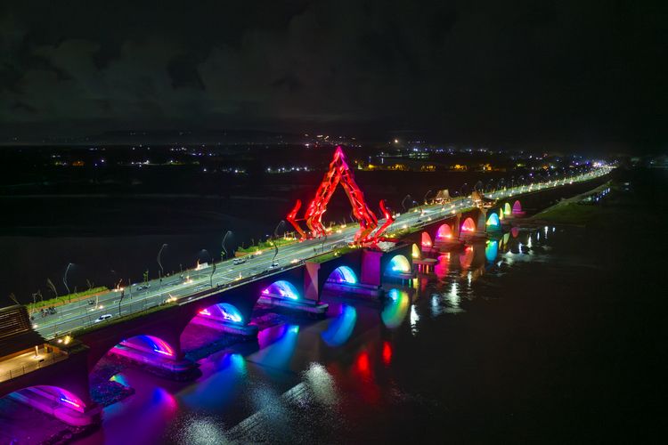 Jembatan Pandansimo di Yogyakarta yang Berpendar pada Malam Hari, Rabu (29/10/2025).