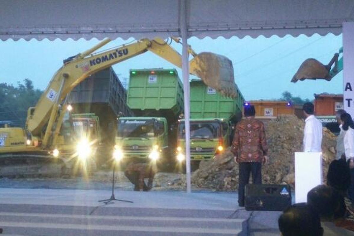 Percepatan Pembangunan Jalan Tol Ruas Solo-Ngawi dan Ngawi-Kertosono, di Ngawi, Jawa Timur, Kamis (30/4/2015).